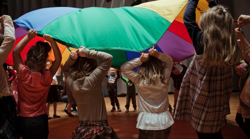 children playing with an animation scarf