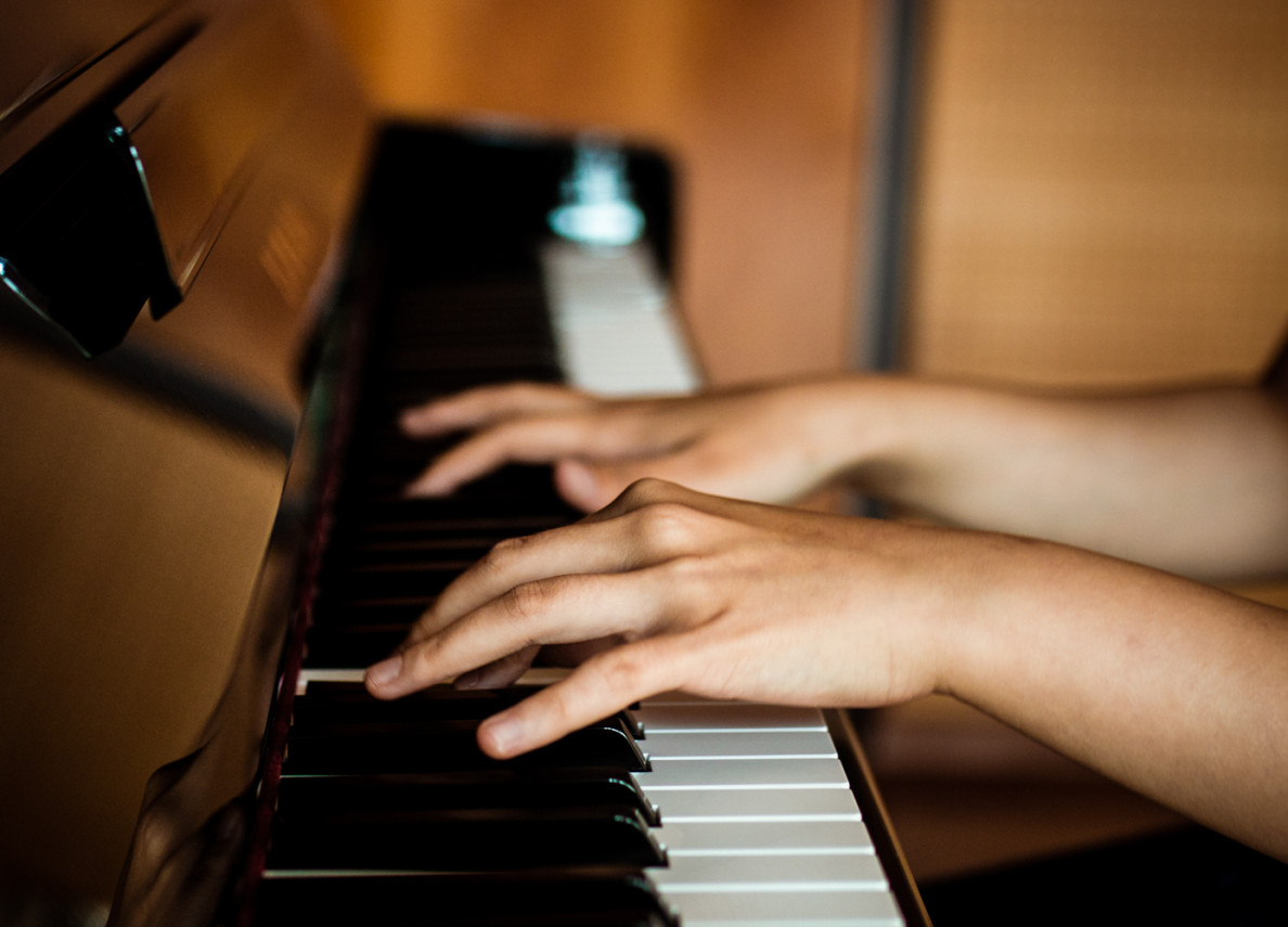 hands on the piano keyboard